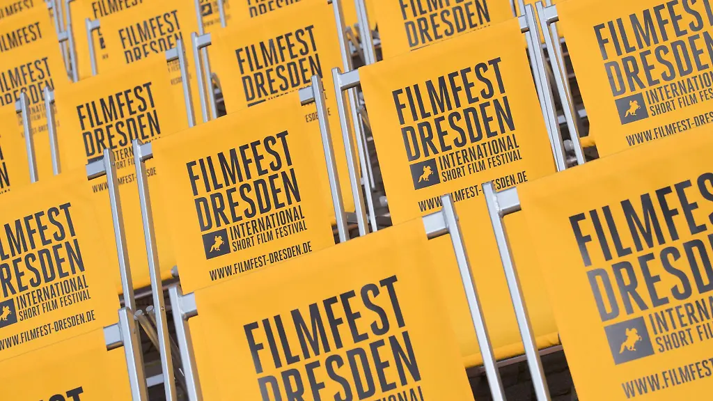 Klappstuehle-mit-der-Aufschrift-Filmfest-Dresden-stehen-auf-dem-Neumarkt