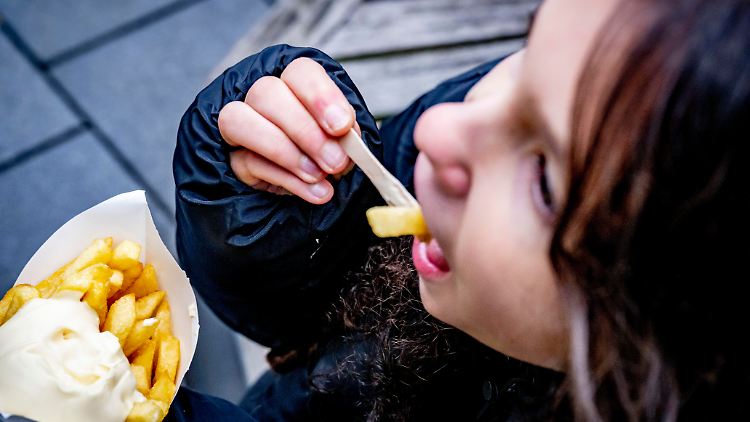 Verbraucher- und Medizinverbände fordern seit Jahren eine Einschränkung der Junkfood-Werbung.
