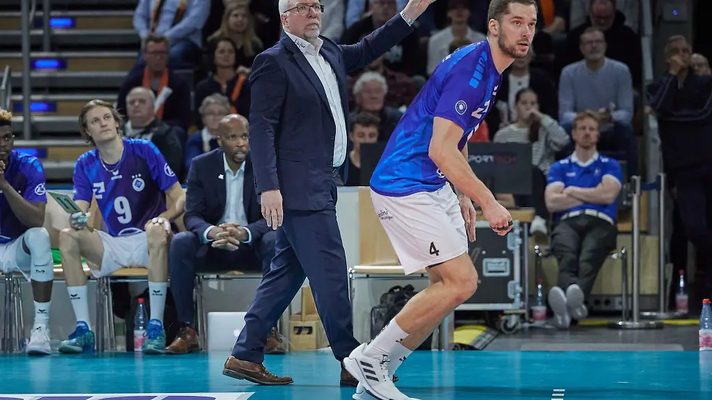 Mark-Lebedew-Trainer-VFB-Friedrichshafen-steht-am-Spielfeldrand