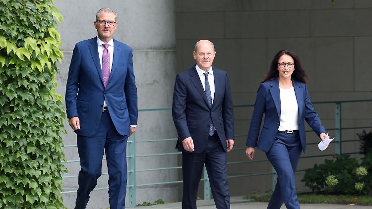 Dulger, Scholz und Fahimi beim zweiten Treffen zur Konzertierten Aktion im September.