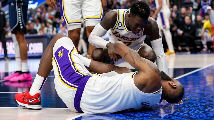 Er krümmt sich vor Schmerzen: LeBron James.