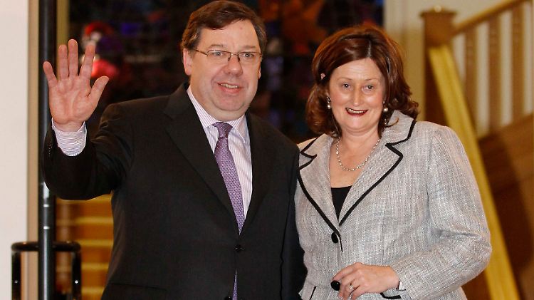 Brian Cowen (mit Frau) bleibt vorerst.