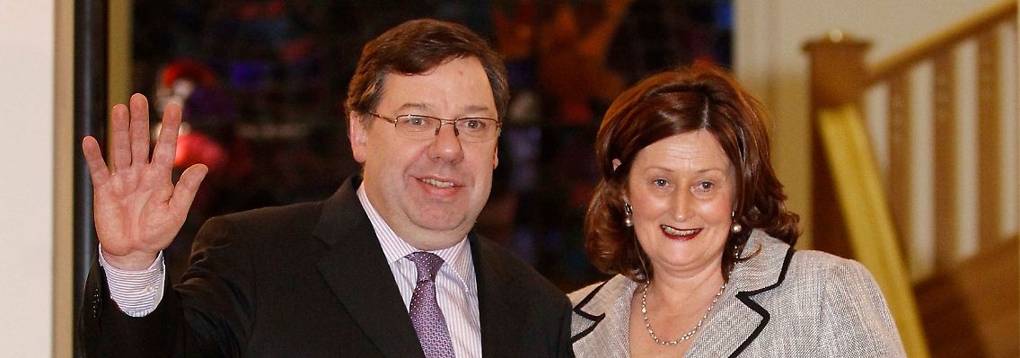 Brian Cowen (mit Frau) bleibt vorerst.