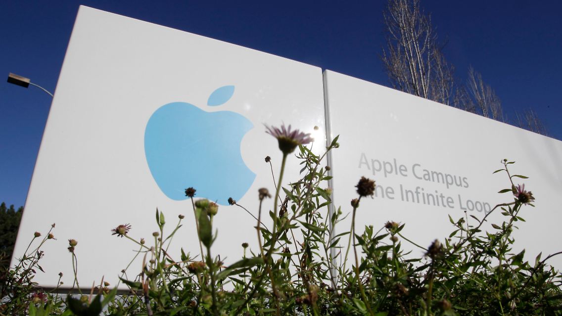 Vor dem Apple-Hauptsitz in Cupertino/Kalifornien.