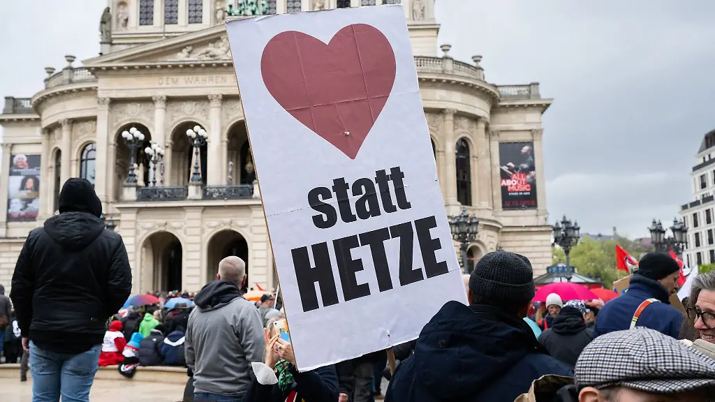 Herz-statt-Hetze-steht-auf-dem-Pappschild-eines-Mannes-der-sich-an-einer-Demonstration-unter-dem-Motto-Zusammen-gegen-rechts-vor-der-Alten-Oper-in-Frankfurt-beteiligt
