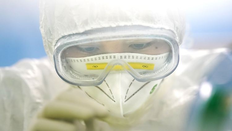 Eine medizinische Mitarbeiterin in einem Labor in Wuhan in der zentralchinesischen Provinz Hubei.