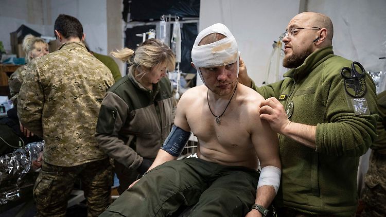 Ein ukrainischer Militärsanitäter behandelt einen verwundeten Kameraden in einem Feldlazarett in der Nähe von Bachmut.