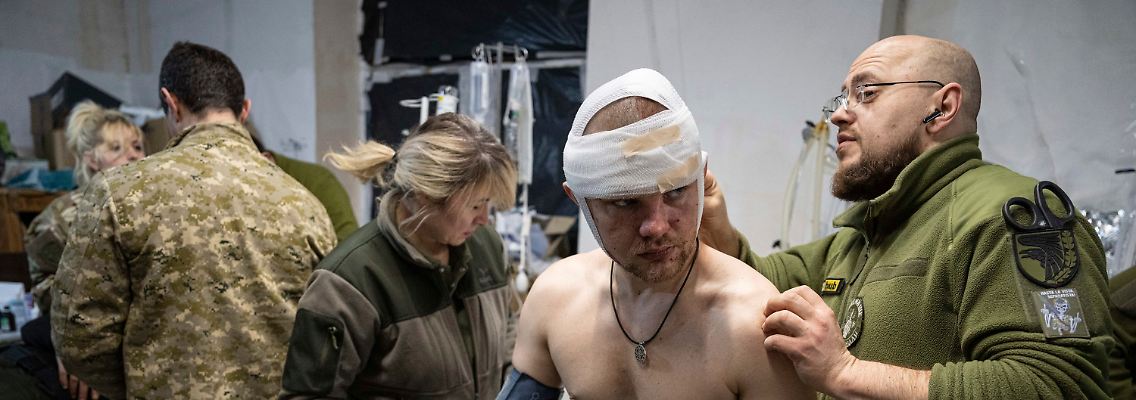 Ein ukrainischer Militärsanitäter behandelt einen verwundeten Kameraden in einem Feldlazarett in der Nähe von Bachmut.