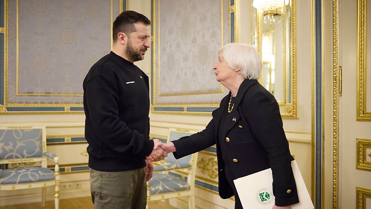 "Wir erwarten, dass der IWF rasch ein ehrgeiziges und vollständig finanziertes Programm aufstellt", sagte Yellen beim Treffen mit Selenskyj.