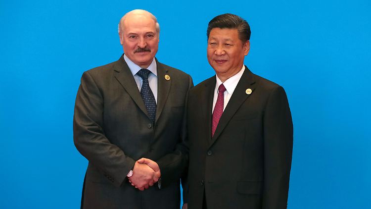 Der chinesische Präsident Xi Jinping (r) und der belarussische Machthaber Alexander Lukaschenko Mitte Mai 2017 bei einem ihrer letzten Treffen in Peking.