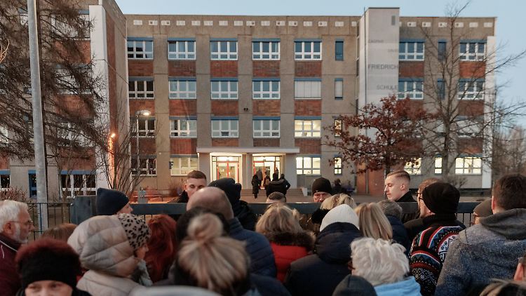 Hunderte Menschen machen am Abend Stimmung gegen die Flüchtlingsunterkunft, es gibt aber auch Gegenprotest.