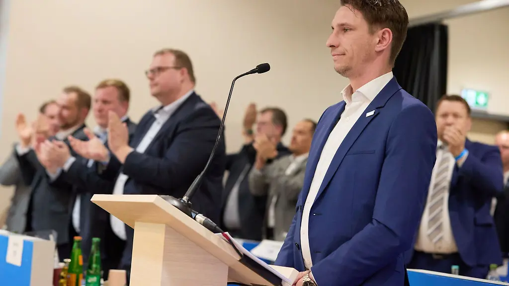 Frank-Rinck-AfD-r-Landesvorsitzender-steht-beim-Landesparteitag-der-AfD-Niedersachsen-auf-der-Buehne