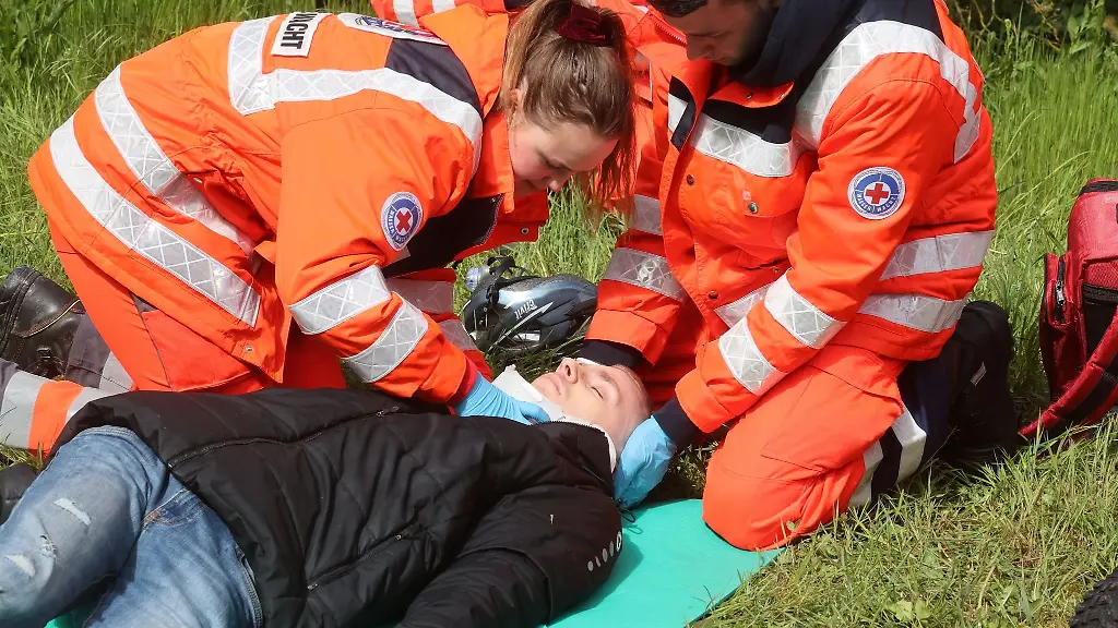 Teilnehmer-der-Meisterschaften-im-Rettungsschwimmen-der-DRK-Wasserwacht-muessen-nach-einem-angenommenen-Unfall-Verletzte-versorgen