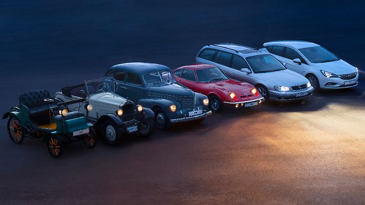 Opel kann auf eine lange Tradition im PKW-Bau zurückblicken: Patent Motorwagen Lutzmann, Opel 4-20 PS von 1929, Opel Kapitän 1938, Opel GT 1968, Opel Omega 1998 und Opel Astra 2019 (v.l.).