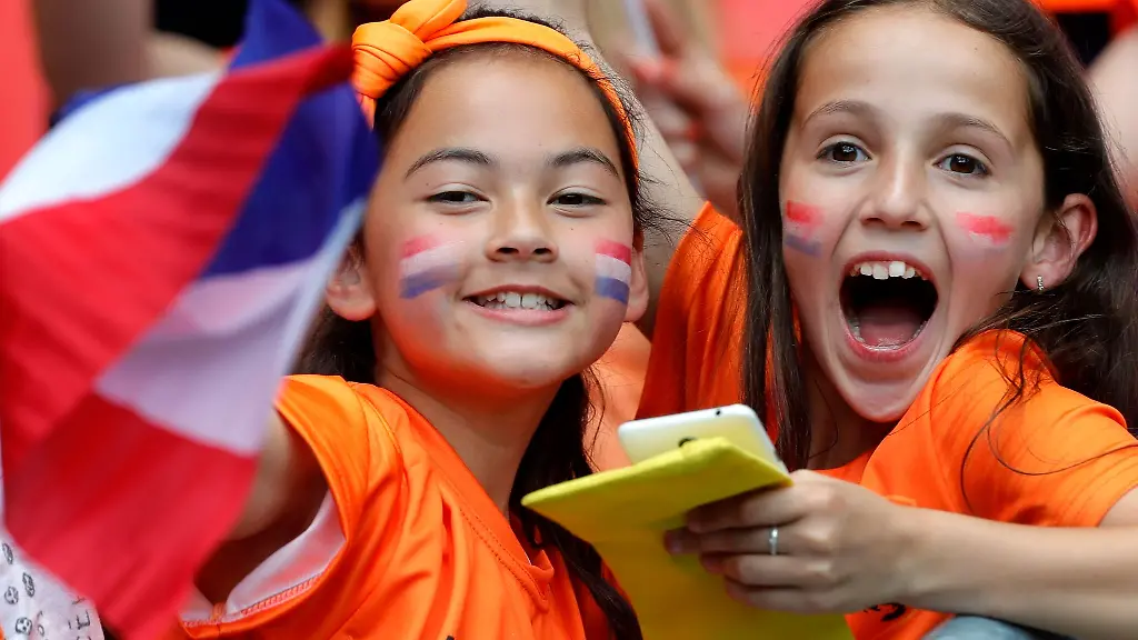 Zwei-kleine-Fans-der-Niederlaendischen-Mannschaft-jubeln-vor-dem-Spiel-im-Stadium