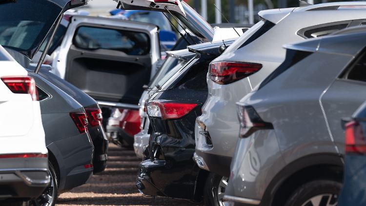 Grau/Silber führt bei Autos in Deutschland mit gut 30 Prozent die Farben-Hitliste vor Schwarz und Weiß an - seit Jahren.