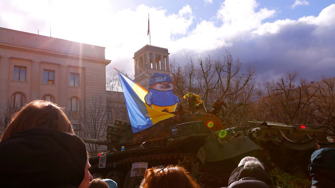 … hatten Aktivisten als Zeichen des Protests einen zerstörten russischen Panzer vor der russischen Botschaft in Berlin aufgestellt.