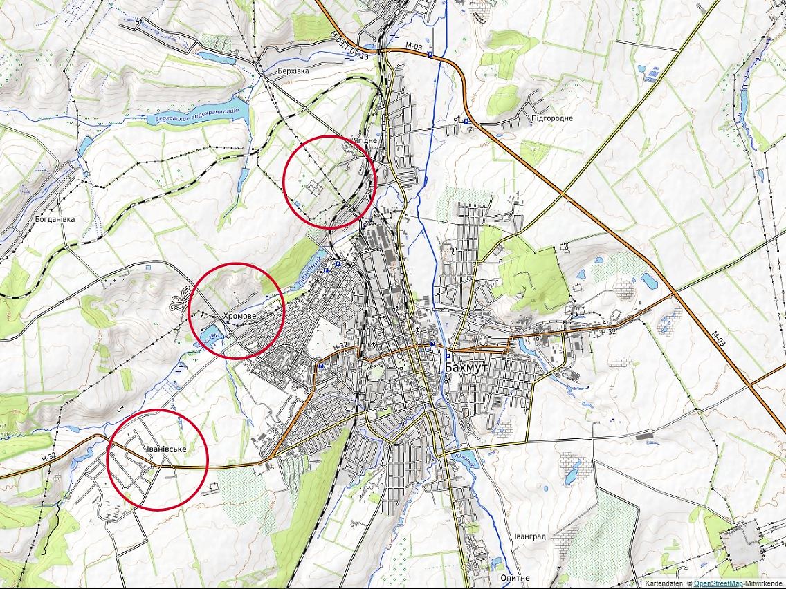 Blick auf Bachmut, topografische Karte: Links unten Ivanivske, in der Mitte die letzte offene Straße durch Khromowe, links oben: Jahidne.