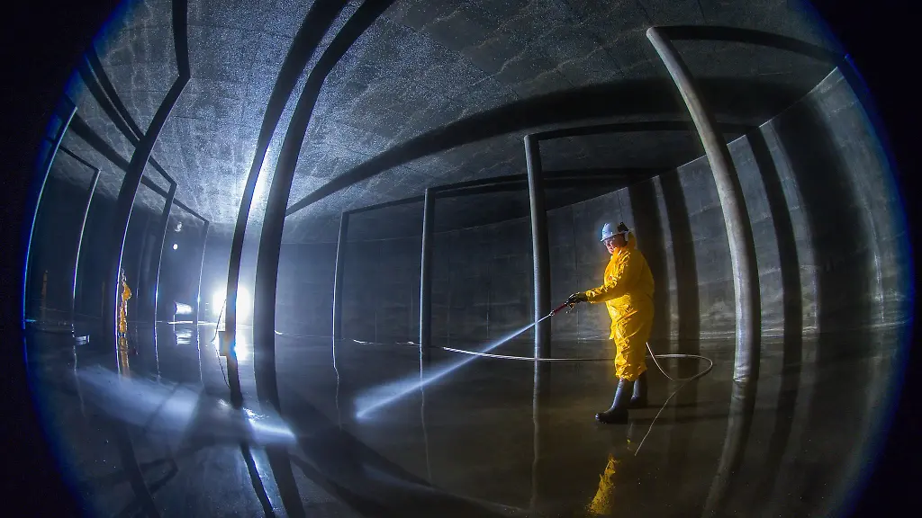 Mitarbeiter-des-Versorgungsunternehmens-Nordwasser-reinigen-den-letzten-der-insgesamt-drei-Trinkwasserspeicher