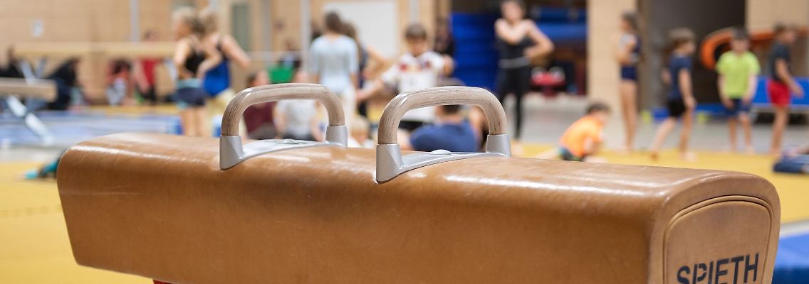 Der Sportlehrer soll die Schülerin mehrmals im Unterricht getreten haben.
