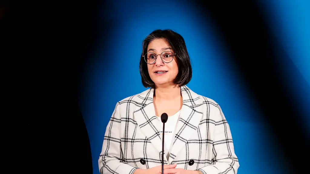 Serpil-Midyatli-SPD-spricht-waehrend-einer-Pressekonferenz