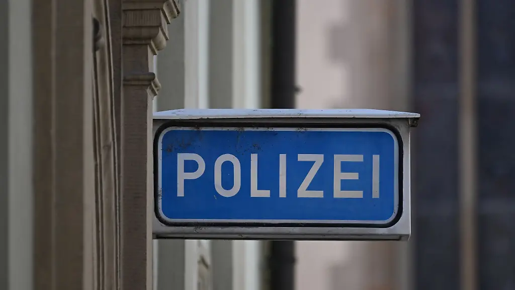 Ein-Schild-mit-der-Aufschrift-Polizei-vor-einer-Polizeiwache