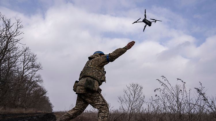 Ein ukrainischer Soldat lässt eine Drohne steigen.