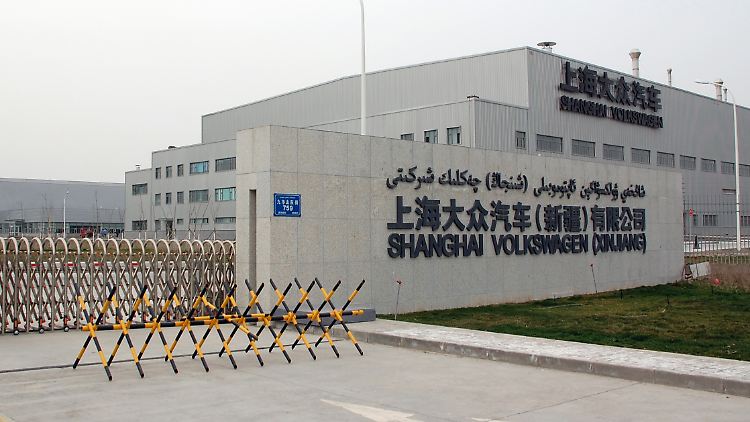 "Wir haben keine Hinweise auf Menschenrechtsverletzungen in diesem Werk", sagt der VW-Vorstand für China nach einer Reise nach Ürümqi. 