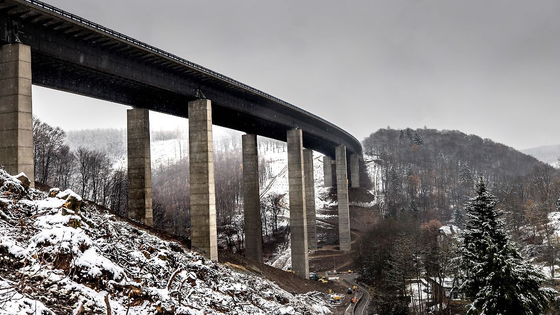 Die Brücke ist 450 Meter lang und mehr als 70 Meter hoch.