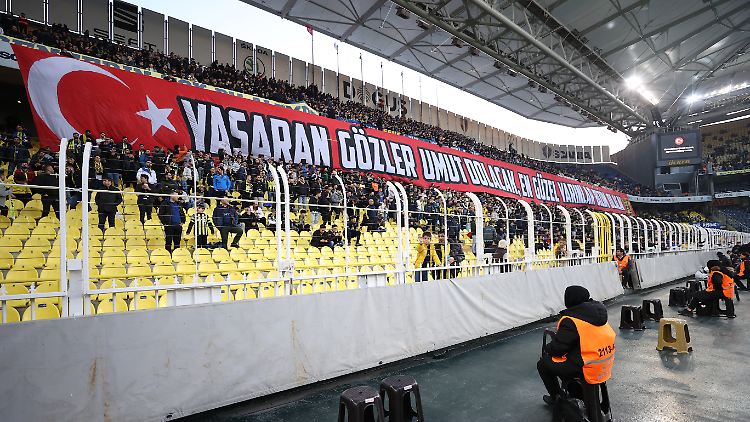 Die Fans von Fenerbahce hatten auf das verheerende Erdbeben reagiert. 