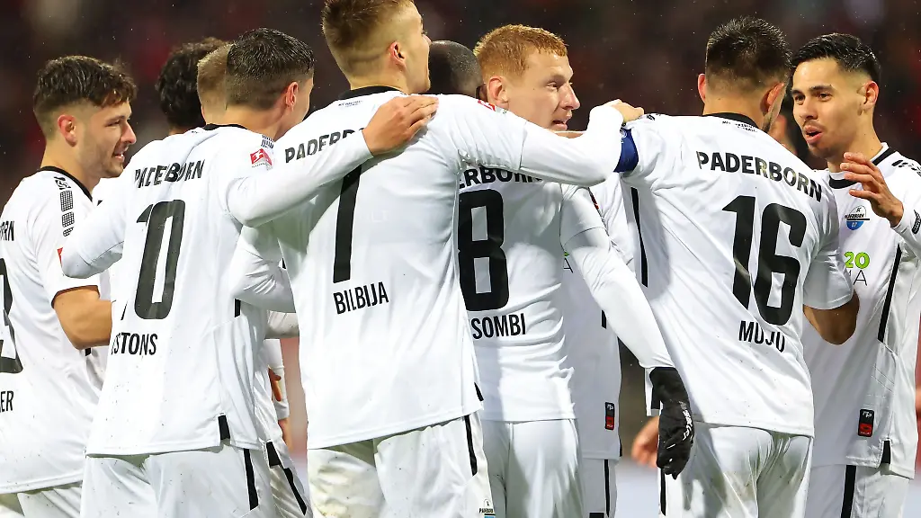 Visar-Musliu-2-v-r-aus-Paderborn-jubelt-mit-seinen-Kollegen-ueber-seinen-Treffer-zum-0-2