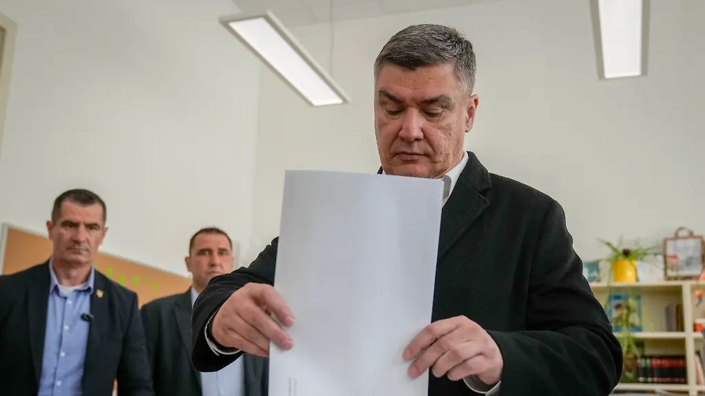 Kroatiens-Praesident-Zoran-Milanovic-liess-sich-spontan-zur-Wahl-des-Premierministers-aufstellen-Der-Wahlkampf-war-von-einer-bitteren-Rivalitaet-zwischen-dem-Praesidenten-und-dem-Premierminister-gepraegt