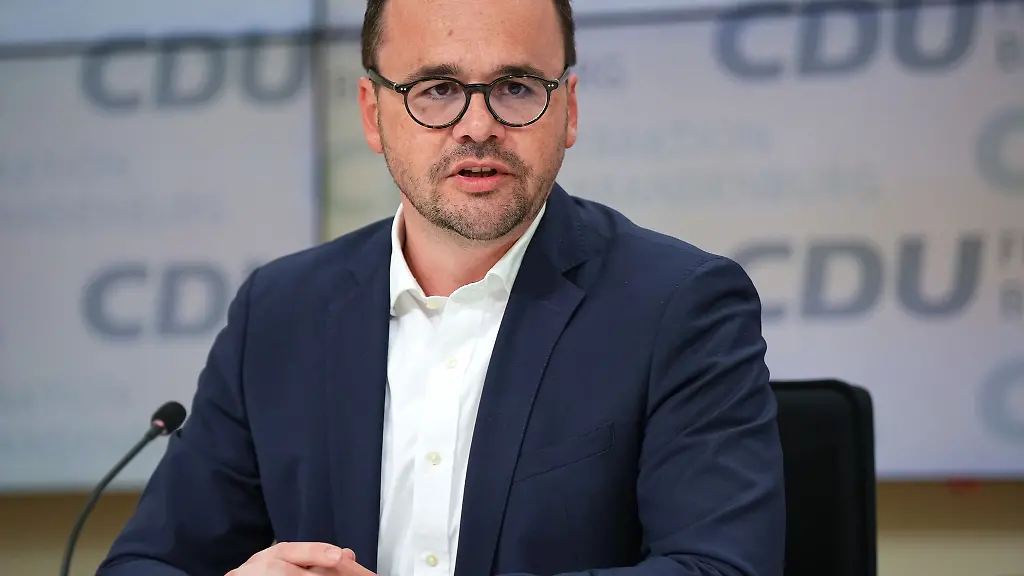 Jan-Redmann-Brandenburger-CDU-Fraktionsvorsitzender-spricht-waehrend-einer-Pressekonferenz-im-Brandenburger-Landtag