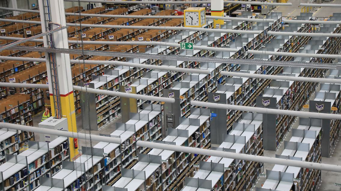 Blick in eine Halle im Amazon-Logistikzentrum Brieselang.