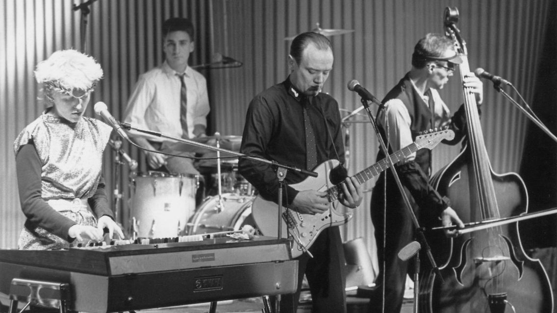 Dieses Foto von 1981 zeigt Ideal bei einem Konzert in Kiel: (l-r) Annette Humpe, Hans-Joachim Behrendt, Eff Jott Krüger und Ernst Deuker Biem.