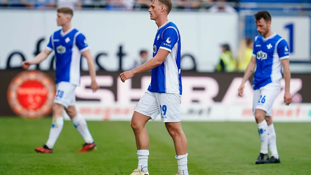 Darmstadts-Clemens-Riedel-l-r-Oscar-Vilhelmsson-und-Matthias-Bader-verlassen-zur-Halbzeitpause-das-Spielfeld