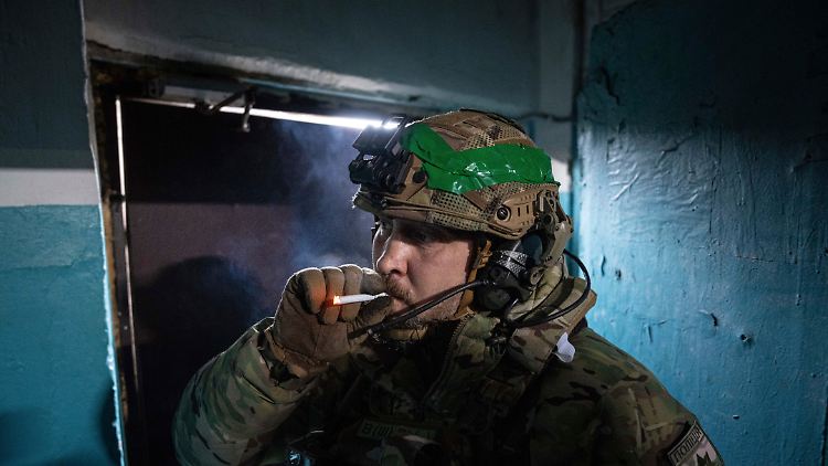 Zeit für eine kleine Feuerpause: ukrainischer Soldat in Bachmut.