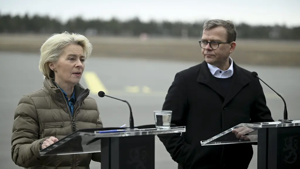 Die-Praesidentin-der-EU-Kommission-Ursula-von-der-Leyen-bezeichnet-bei-einer-Pressekonferenz-mit-Finnalnds-Ministerpraesidenten-Petteri-Orpo-die-Migration-als-Sicherheitsrisiko-und-sagt-die-EU-solle-sich-ein-Beispiel-an-Finnlands-Grenzschliessungen-nehmen