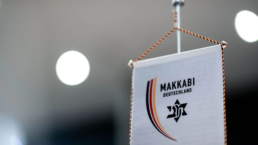 Ein-Wimpel-mit-dem-Logo-der-Makkabi-Bewegung-steht-auf-einem-Tisch-im-Deutschen-Fussball-Museum-wo-die-Dachorganisation-der-Juedischen-Turn-und-Sportvereine-in-Deutschland-ihr-100-jaehriges-Jubilaeum-feierte