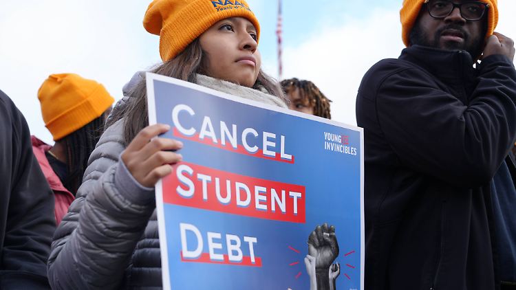 Proteste vorm Supreme Court. Die Regierung will den ehemaligen Studierenden jeweils bis zu 20.000 Dollar Studienschulden erlassen.  