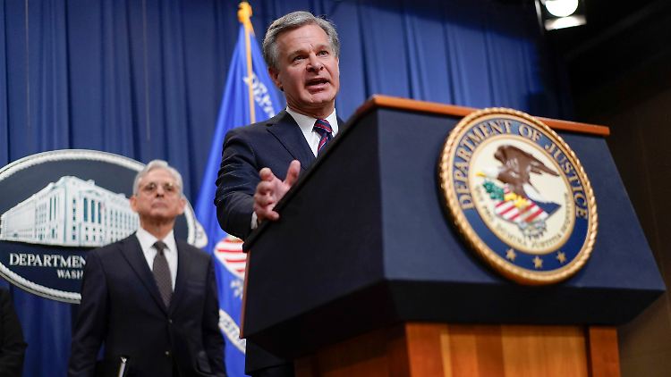 Das Coronavirus habe "Millionen von Amerikanern getötet, und genau dafür wurde diese Fähigkeit entwickelt", sagt FBI-Chef Wray.