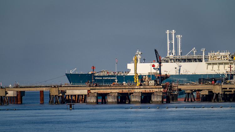 Die "Esperanza Höegh" wandelt in Wilhelmshaven LNG in Gas um und pumpt es in das deutsche Netz.