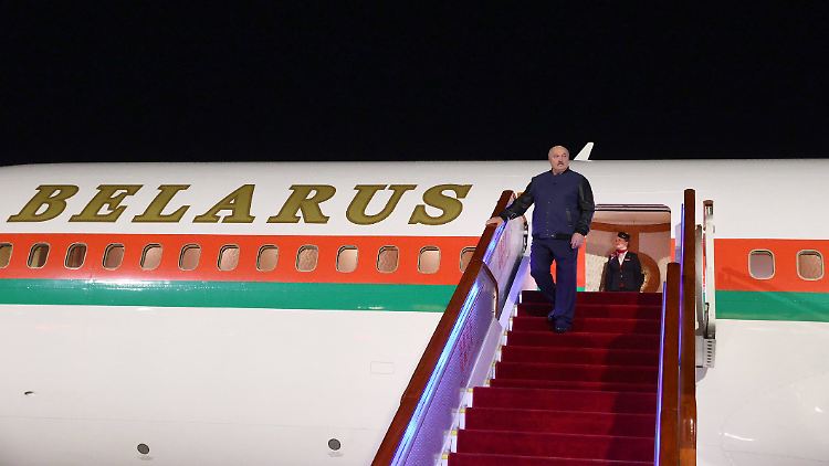 Zu Gast bei Freunden: Alexander Lukaschenko landet in Peking.