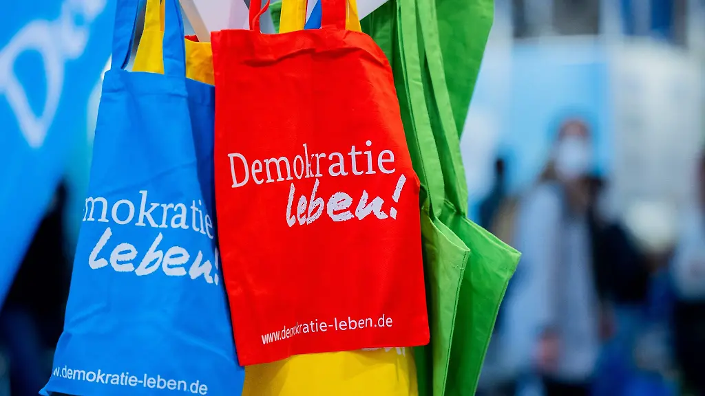 Demokratie-leben-steht-auf-Stofftaschen-auf-der-Bildungsmesse-didacta-in-Koeln-Wissenschaftler-sehen-die-Demokratie-in-Deutschland-wegen-unzureichender-politischer-Bildung-in-den-Schulen-bedroht
