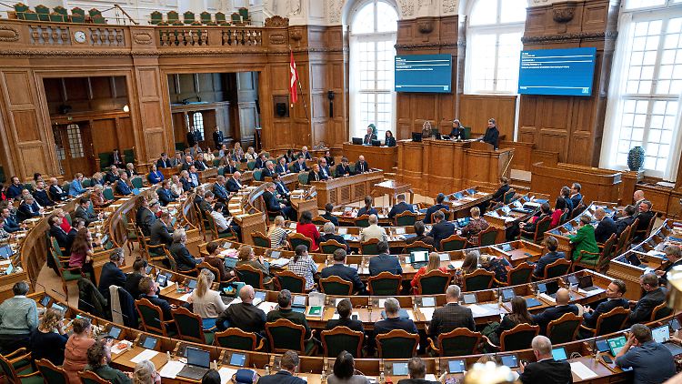 95 Abgeordnete des Folketings stimmten für die Abschaffung des "Store bededag", 68 dagegen.