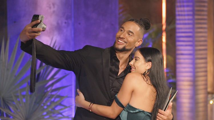 Der Bachelor und die forsche Leyla machen zusammen ein Selfie.