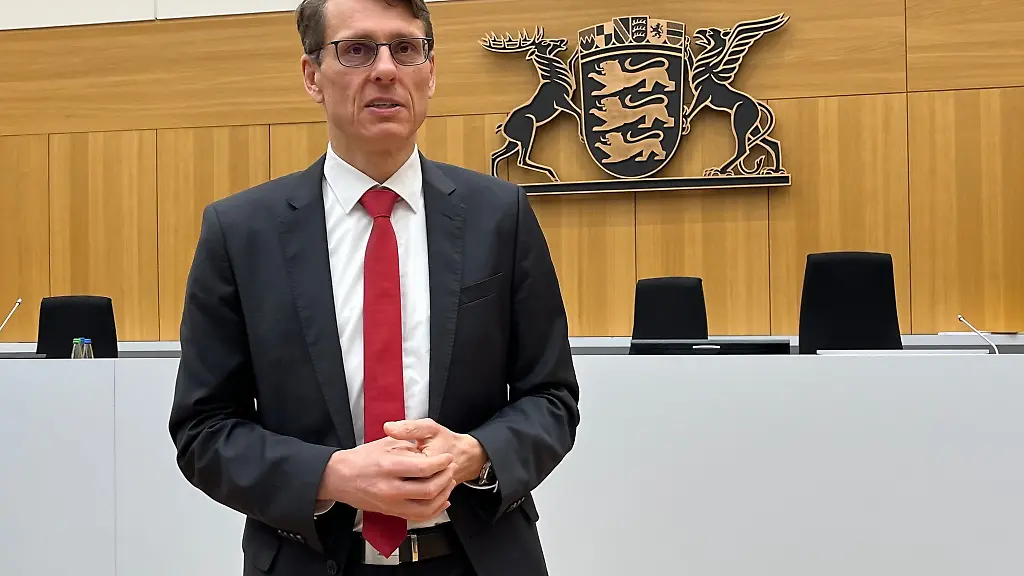 Der-Praesident-des-Stuttgarter-OLG-Andreas-Singer-steht-in-dem-Gerichtssaal-im-Oberlandesgericht-in-dem-der-Reichsbuerger-Prozess-verhandelt-wird