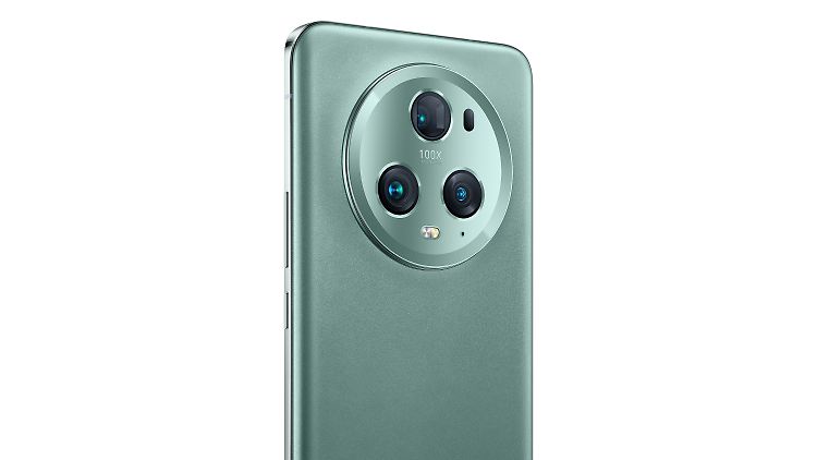Das Honor Magic 5 Pro hat einen mächtigen Kamerabuckel auf der Rückseite.