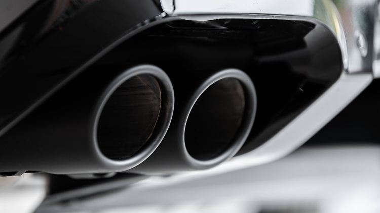 SUV brauchen im Schnitt 20 Prozent mehr Sprit als vergleichbare PKW - und stoßen daher auch mehr CO₂ aus.
