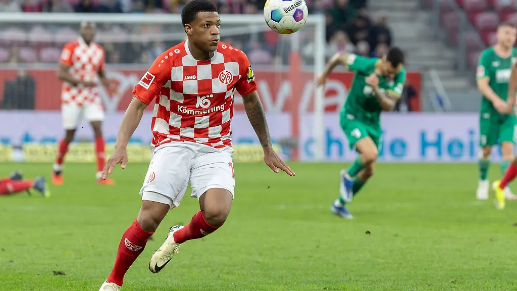 Jessic-Ngankam-nach-seiner-Einwechslung-in-Aktion-Ngankam-fehlt-den-Mainzer-vorerst-wegen-eines-Muskelfaserrisses